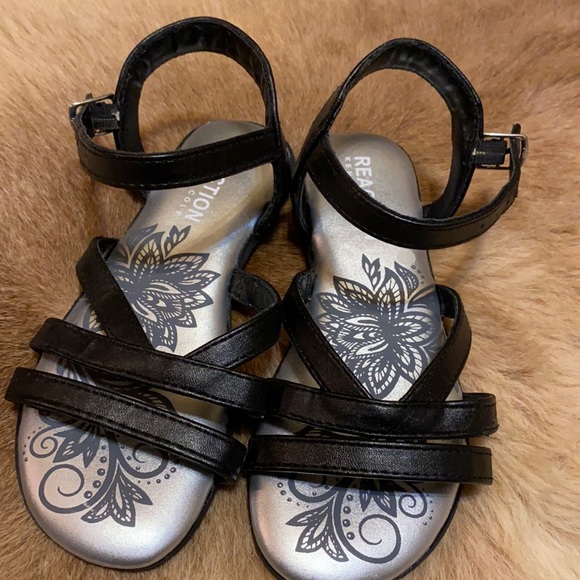 REACTION BY KENNETH COLE - Picture 1 of 4